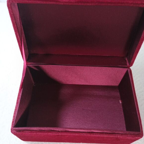 Red Velvet Gift Box Satin Lined 6.5"x4.25"x3.5" Jewelry Keepsake Display - Picture 6 of 13
